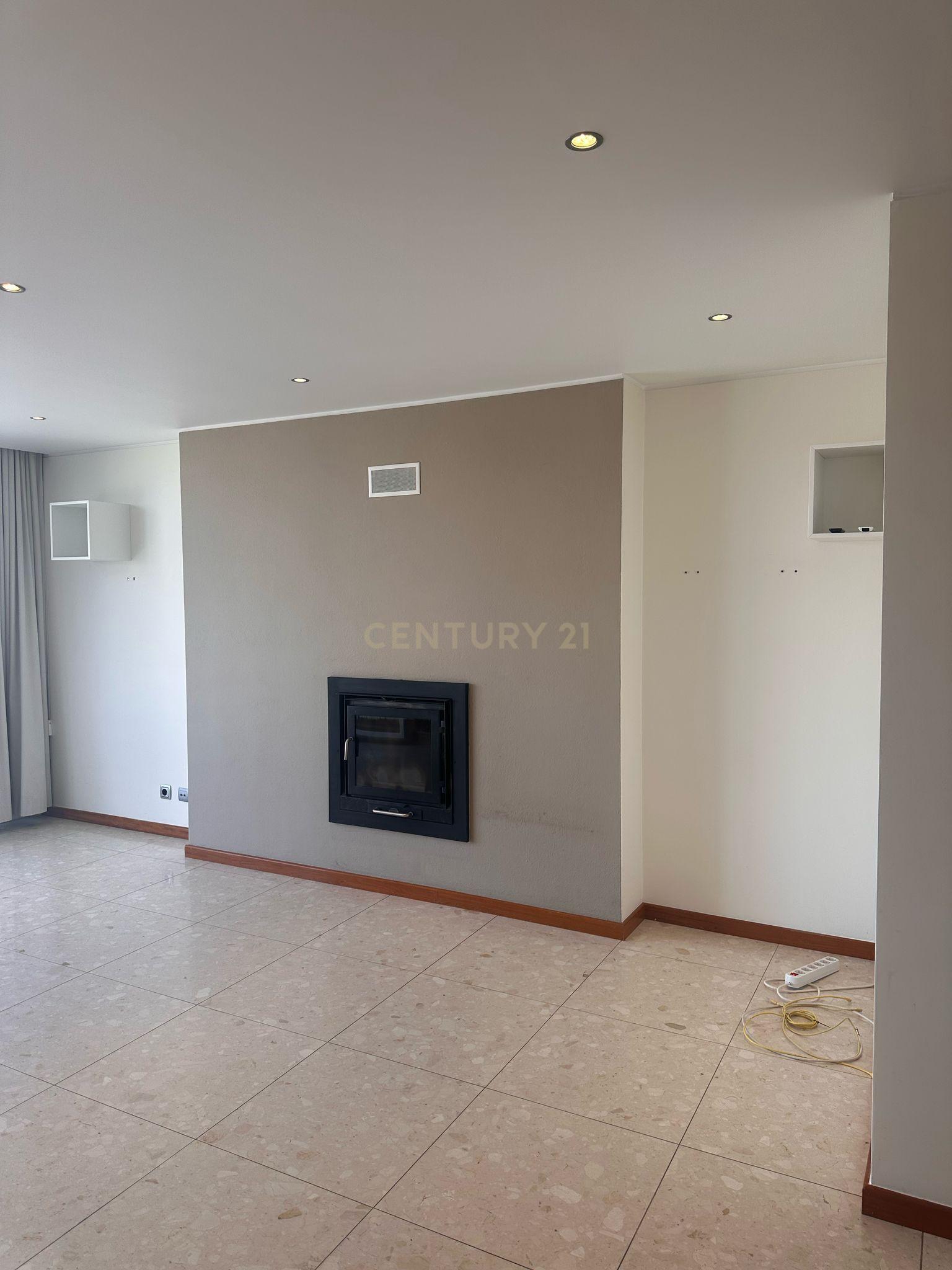 Apartamento T3 em Vialonga, com Garagem e Elevador - Image 2