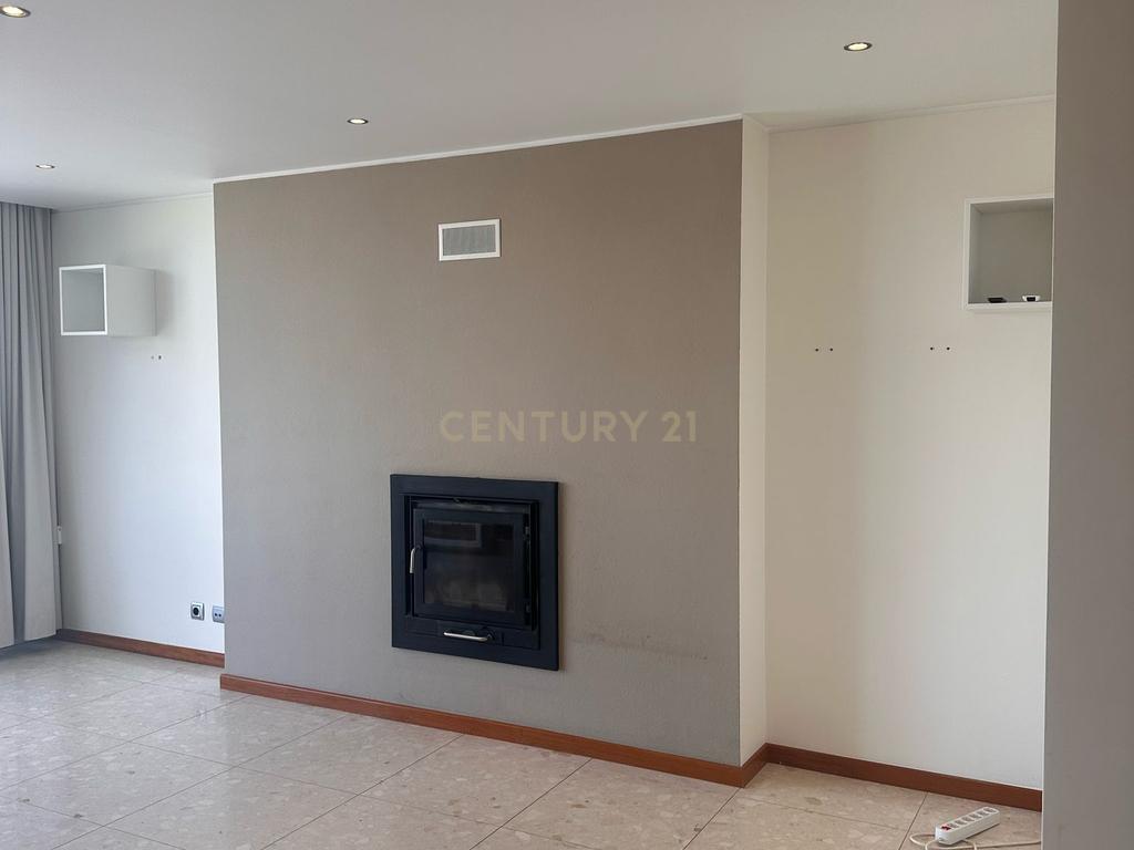 Apartamento T3 em Vialonga, com Garagem e Elevador - Image 2