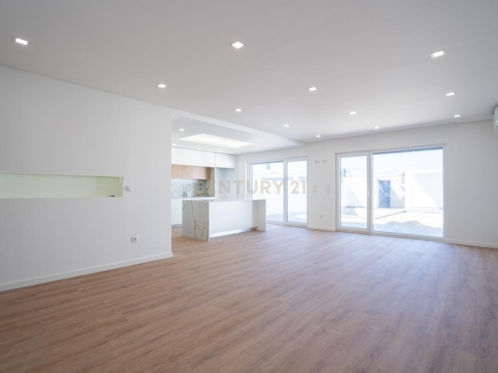 Moradia Térrea com piscina e quatro suites - Image 25