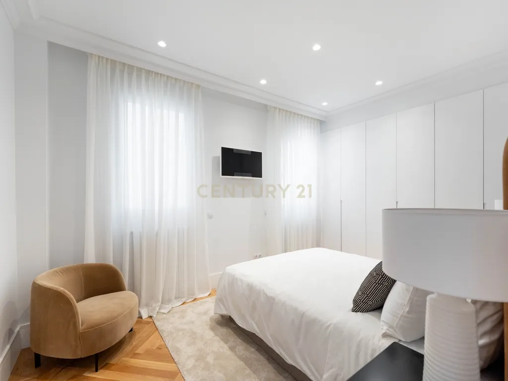 APARTAMENTO RENOVADO COM MOLDURAS E VARANDAS - Image 17