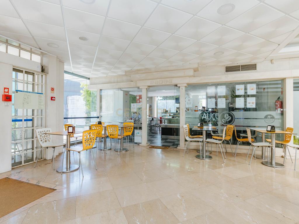 Venda e Trespasse de dois espaços comercial afetos a restauração na Avenida João XXI - Image 2