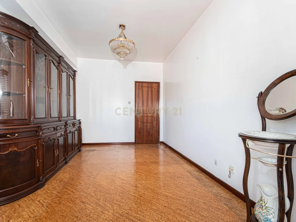 Apartamento T3 com mais de 100m² em Odivelas - Image 17