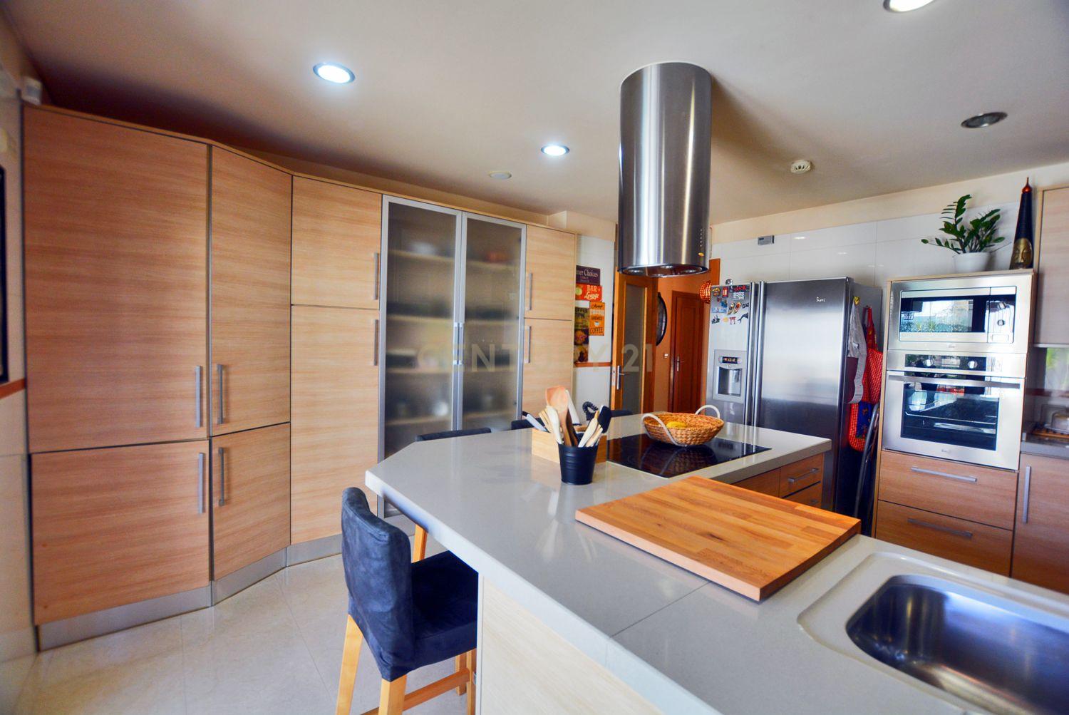 Luxuosa Moradia Renovada com Vista Panorâmica em Loures - Image 28