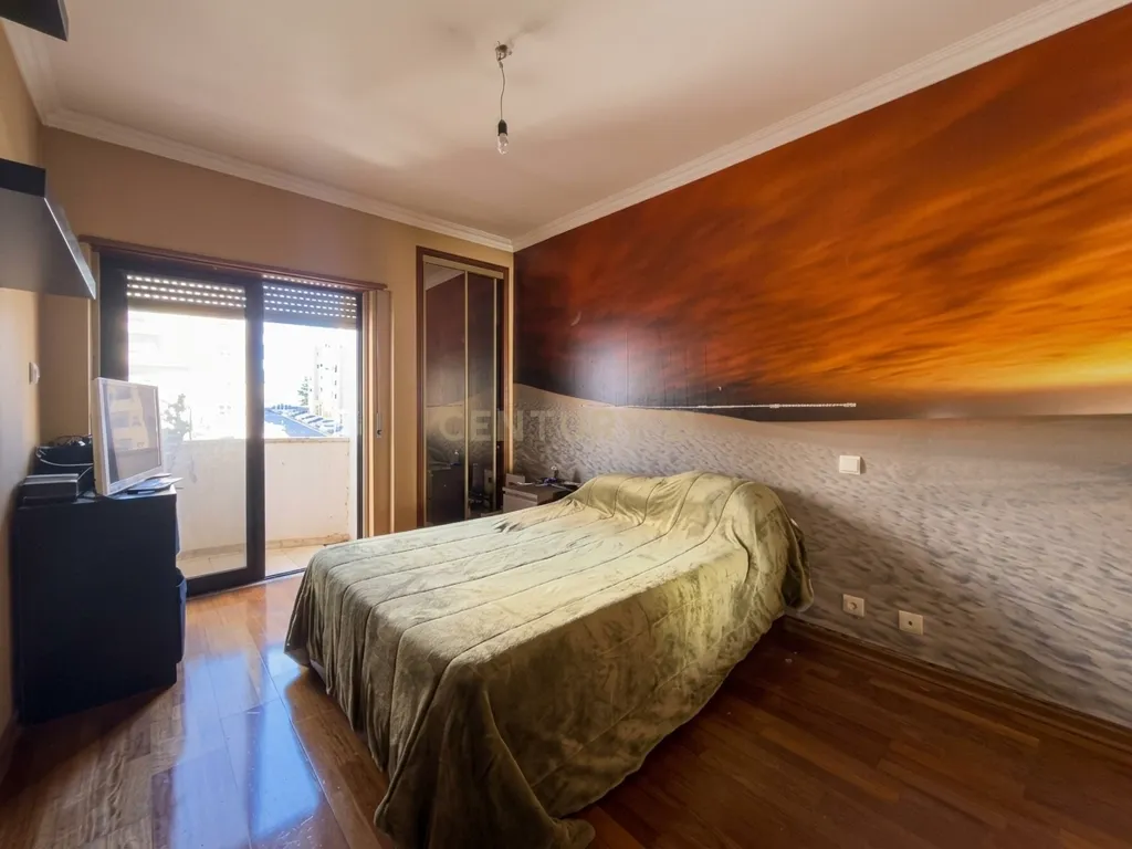 Apartamento T3 com Suíte, 3 Varandas e Arrecadação de 14 m² | Avenida 25 de Abril, Ramada - Image 12