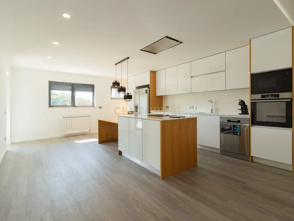Propriedade Totalmente Renovada com Armazém/Garagem de Grande Dimensão e Piscina em Monte Real - Image 14