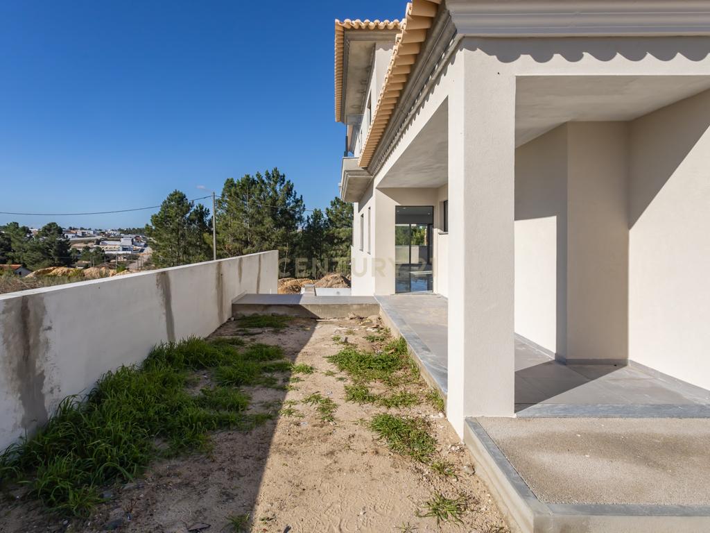 Carisma e boas áreas na sua Moradia Nova T4 Suites!!! no Pinhal do General - Image 9