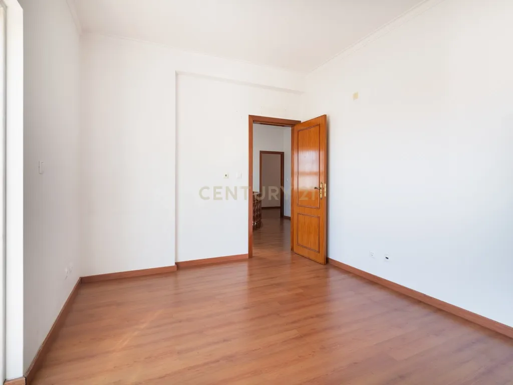 Moradia T4+1 | 368 m² | Garagem para 4 Viaturas | Casal do Bispo, Famões - Image 18