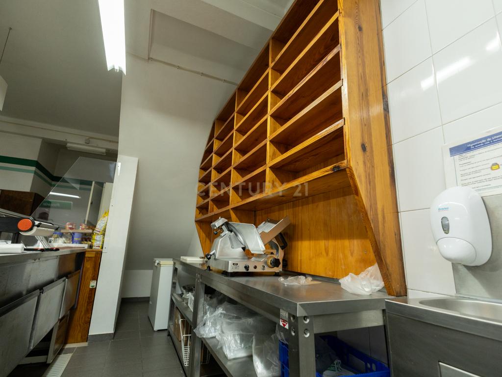 Prédio Misto com Negócio Consolidado e Habitação – Assentiz, Torres Novas - Image 13