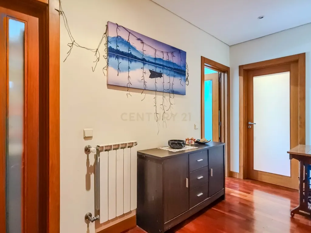 Apartamento T2 com Garagem e Arrumos — Coronado, São Mamede - Image 2