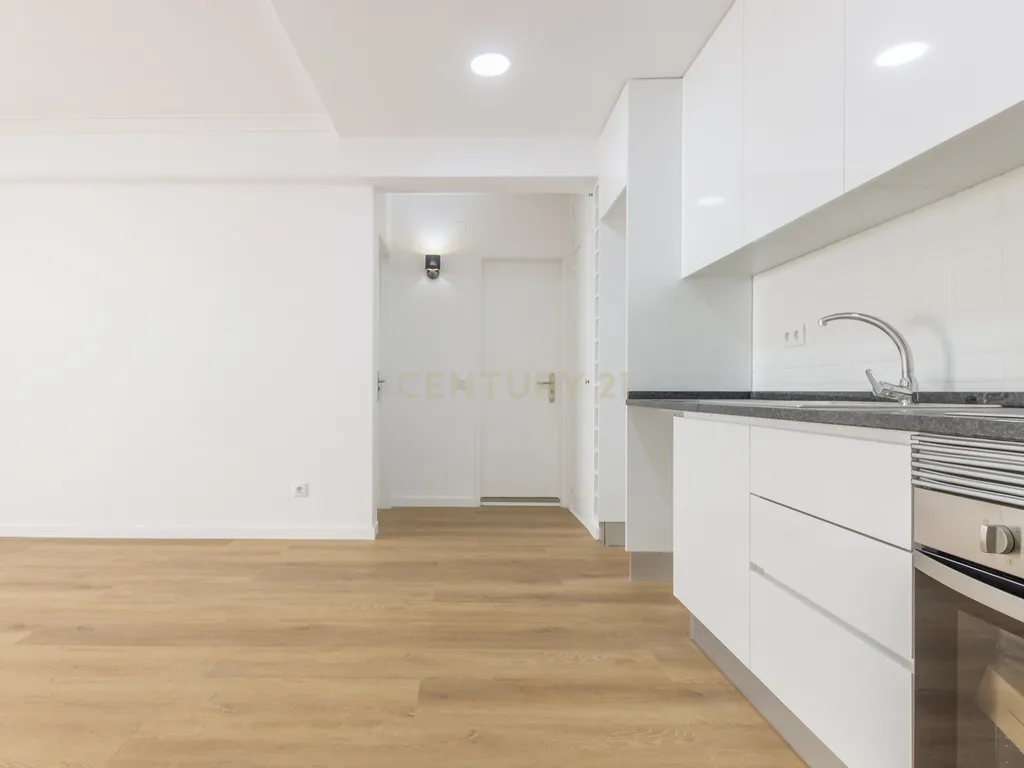 Apartamento T2 Remodelado - Sobreda *RESERVADO* - Image 4
