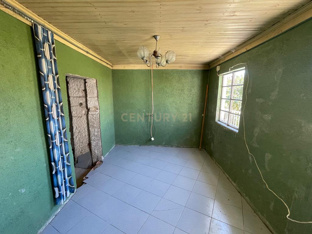 Uma quinta com uma casa que necessita de restauro, situada num terreno de 4000m², cortado por um riacho. - Image 35