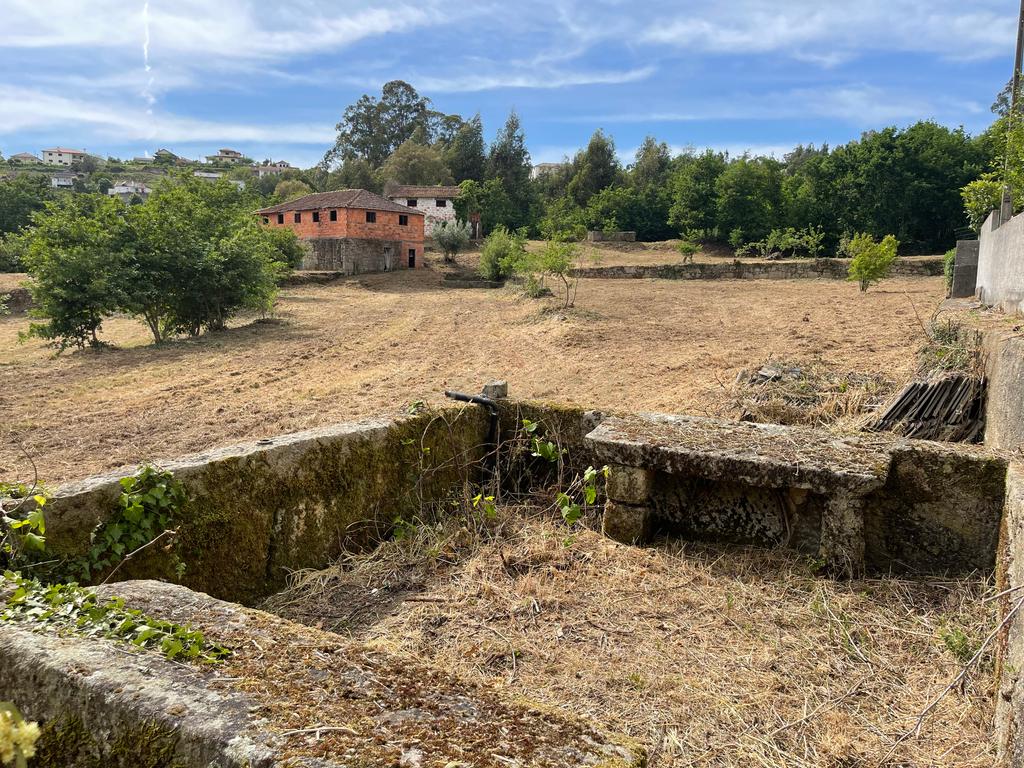 Propriedade com 1,8 hectares de área urbana e 3,2 hectares de solo fértil e floresta, composta por 8 edifícios independentes totalizando 700 m² de área construída, localizada no centro de Serrazes, São Pedro do Sul. - Image 68