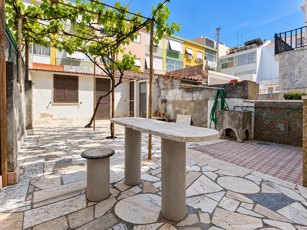 Prédio de 2 andares com quintal e anexos em Santo André, Barreiro - Image 19