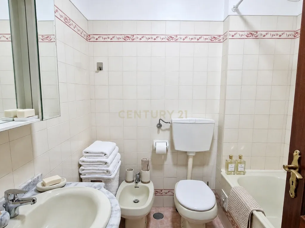Apartamento T2 com Duas Varandas na Quinta do Álamo, Seixal - Image 5