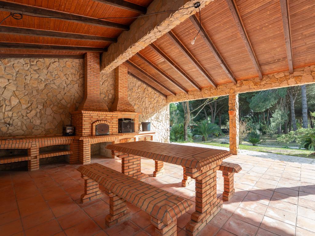 Fabulosa Quinta com lote de terreno de 22.381 m2, onde se encontra inserida uma moradia composta por dois pisos, com uma área bruta de 623 m2, uma área útil de 304 m2 e uma área bruta dependente de 319 m2, localizada em Santo Isidro de Pegões, na zona de Pegões, a pouca distância das belas praias de Setúbal. - Image 101