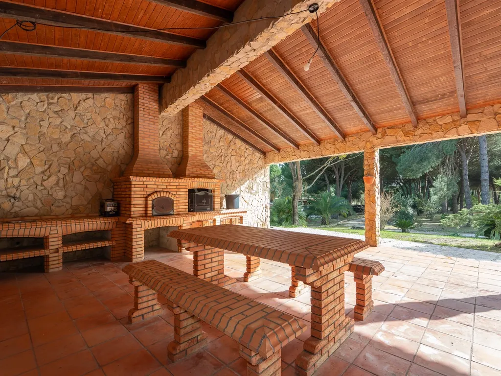 Fabulosa Quinta com lote de terreno de 22.381 m2, onde se encontra inserida uma moradia composta por dois pisos, com uma área bruta de 623 m2, uma área útil de 304 m2 e uma área bruta dependente de 319 m2, localizada em Santo Isidro de Pegões, na zona de Pegões, a pouca distância das belas praias de Setúbal. - Image 101