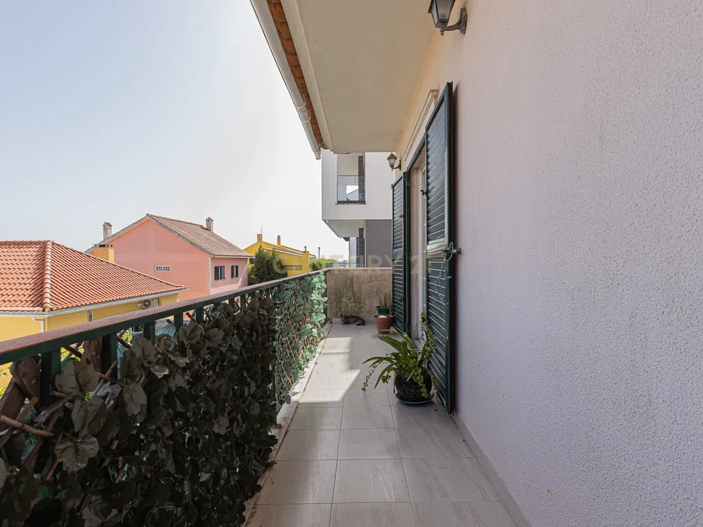 Moradia T4 com 3 Pisos + Sótão e Garagem — Famões - Image 22