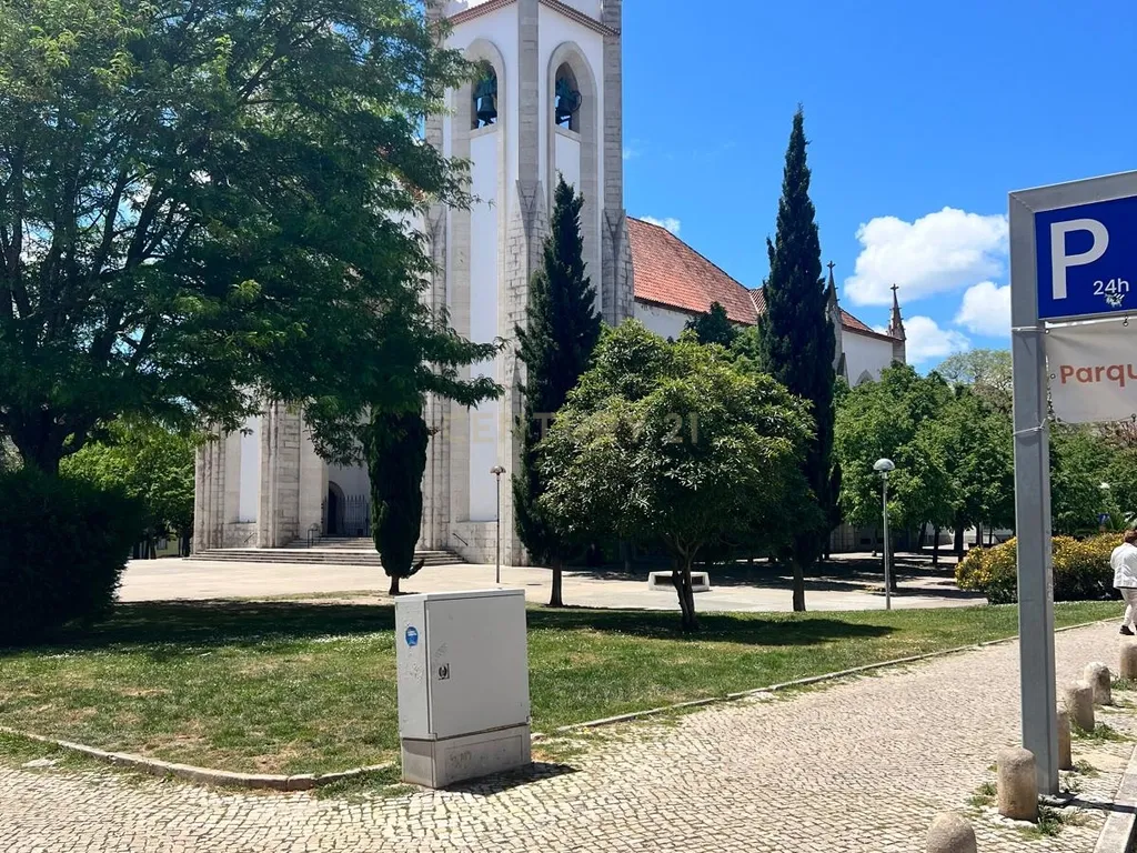 Oportunidade de Investimento em Campo de Ourique – Habitação + Loja Arrendadas com Garagem - Image 9