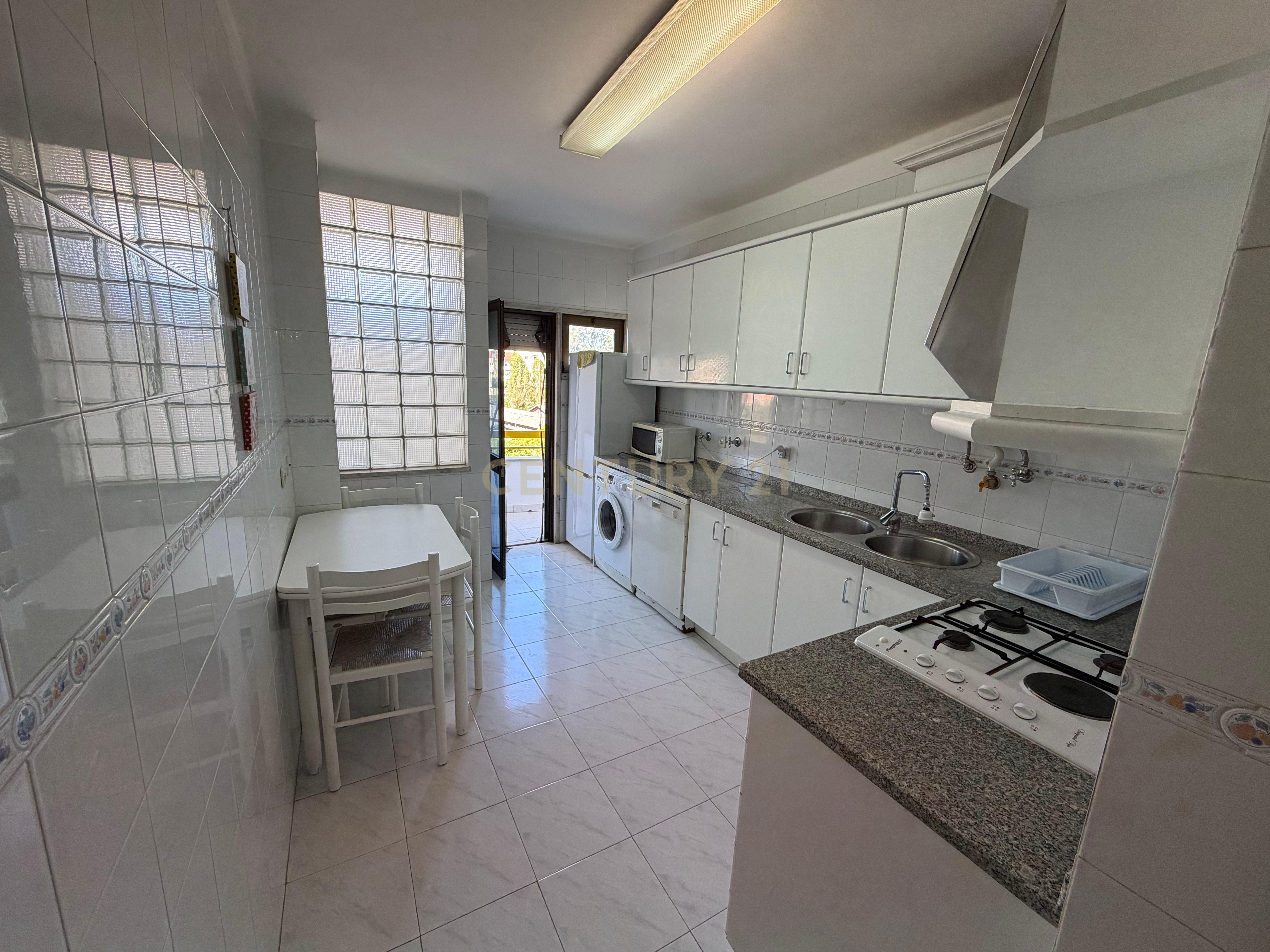 Fotografia 3 de Apartamento T2 para Arrendamento | Excelente Localização e Ótima Exposição Solar