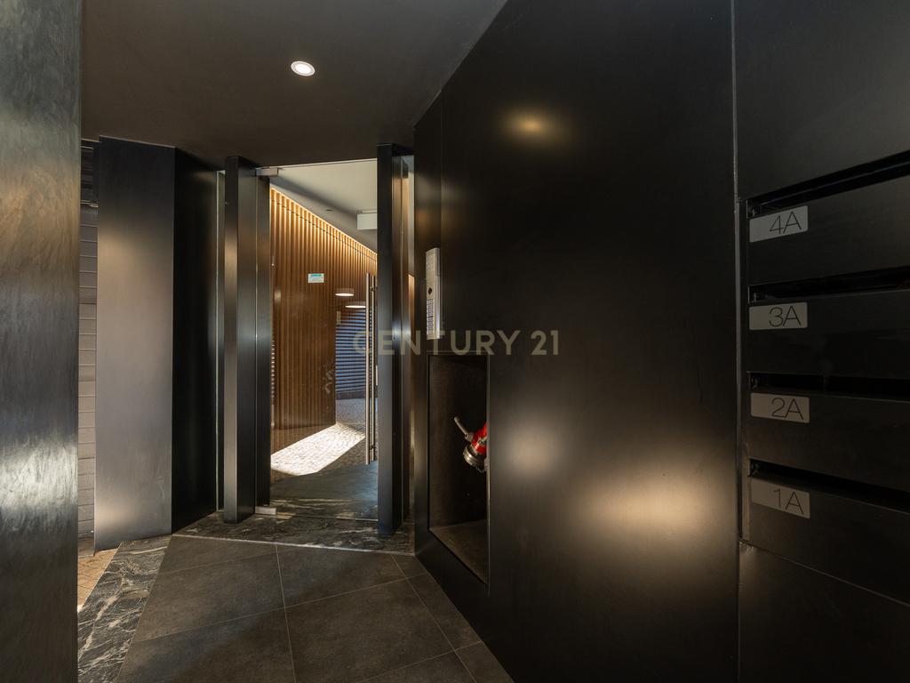 Apartamento T3+1 duplex, com terraço e estacionamento, no centro da cidade de Torres Vedras - Image 3