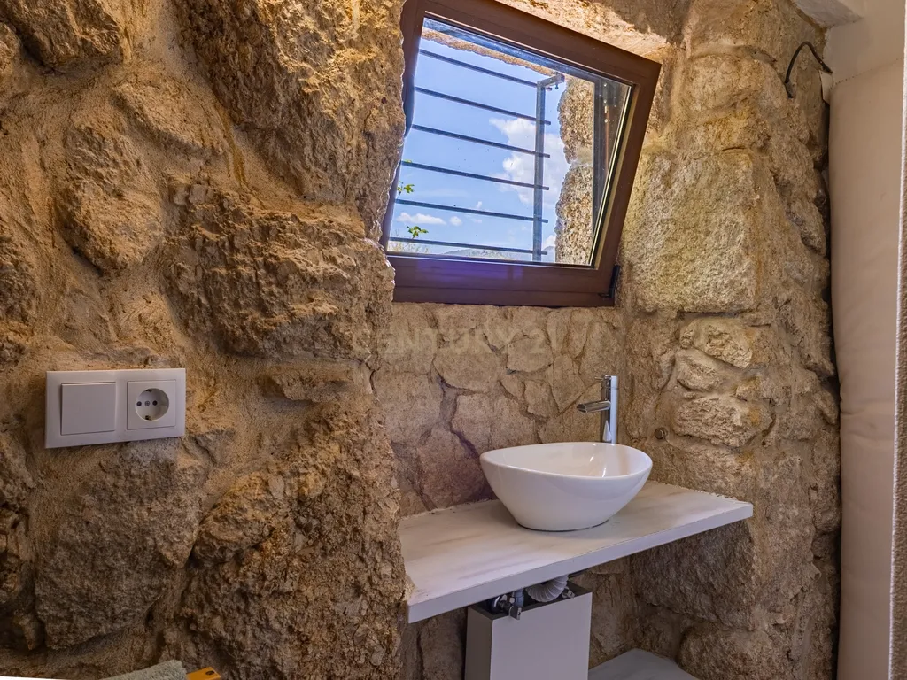 Um Refúgio no Gerês com 2 casas junto ao Rio - Image 41