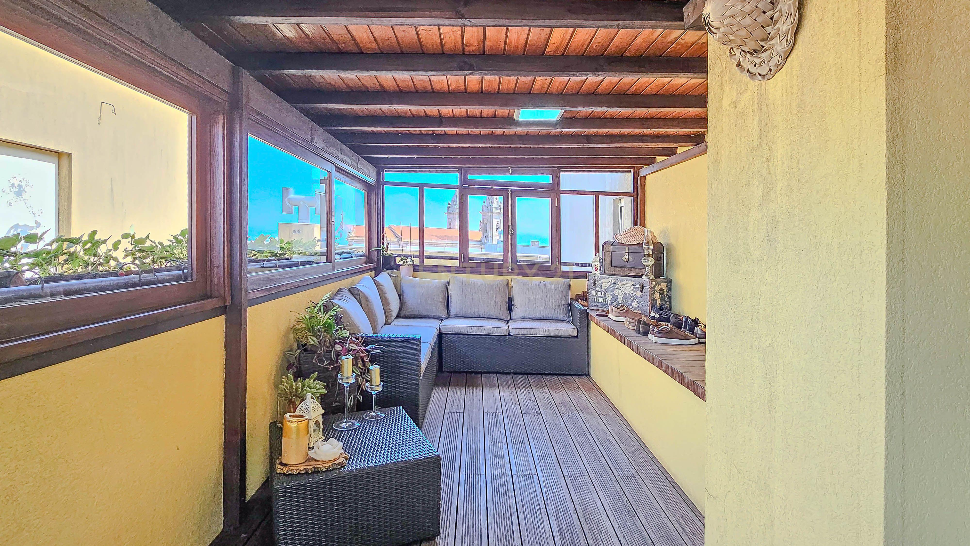 Fotografia 12 de Apartamento T2 no Bonfim, Porto, terraço fechado e varanda.