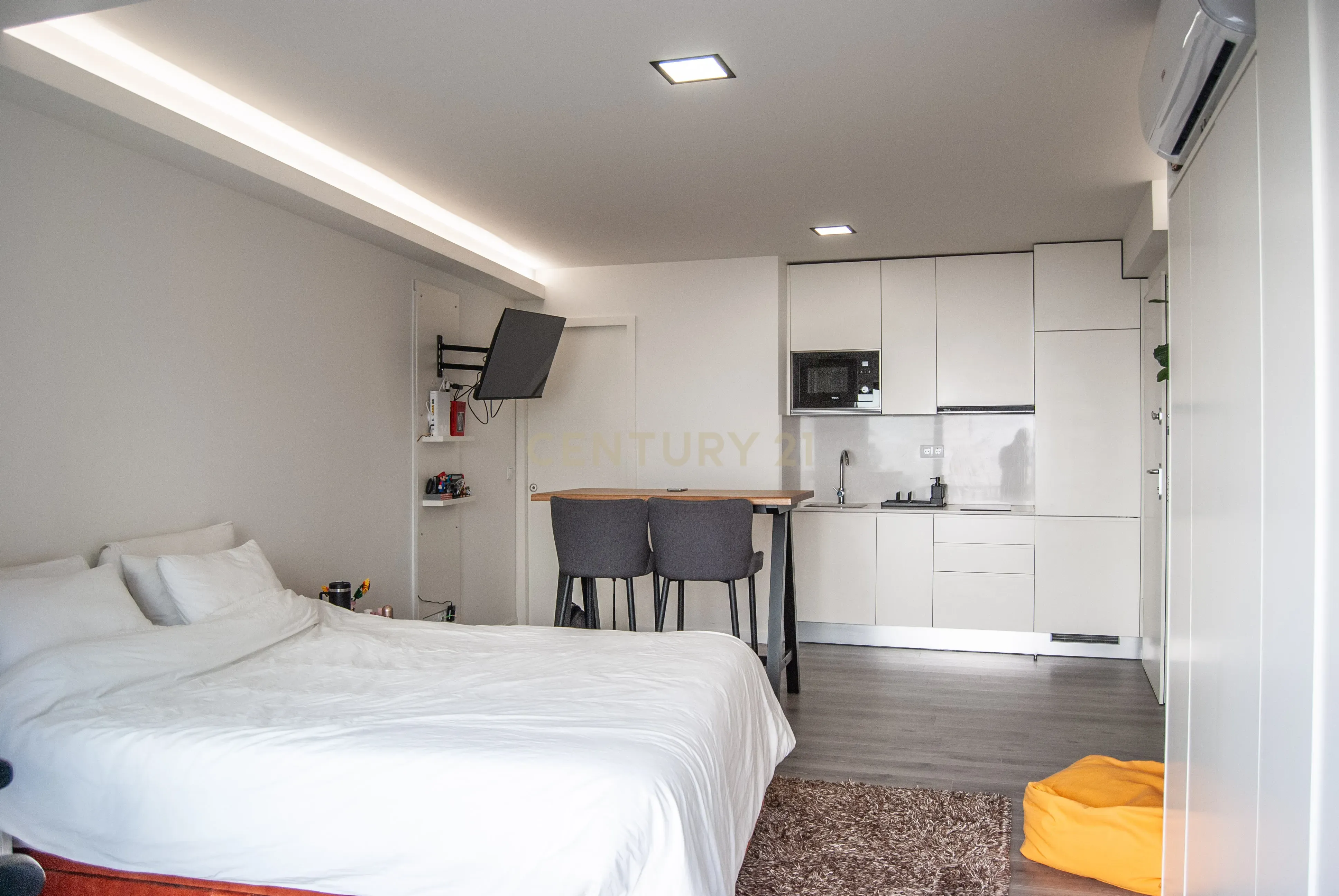 Apartamento T0 Mobilado com varanda - Zona central de Aveiro - Image 17