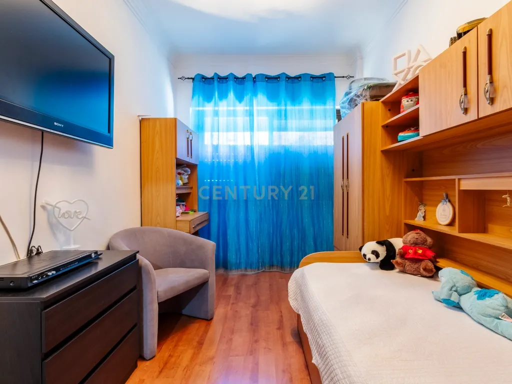 T2 com Potencial no Coração de Cacilhas Prático, Central e com o Charme da Tradição - Image 21