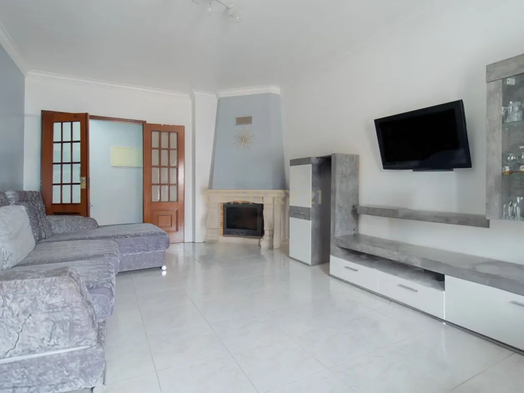 Apartamento T2 com Varandas em Vale do Cobro - Image 1