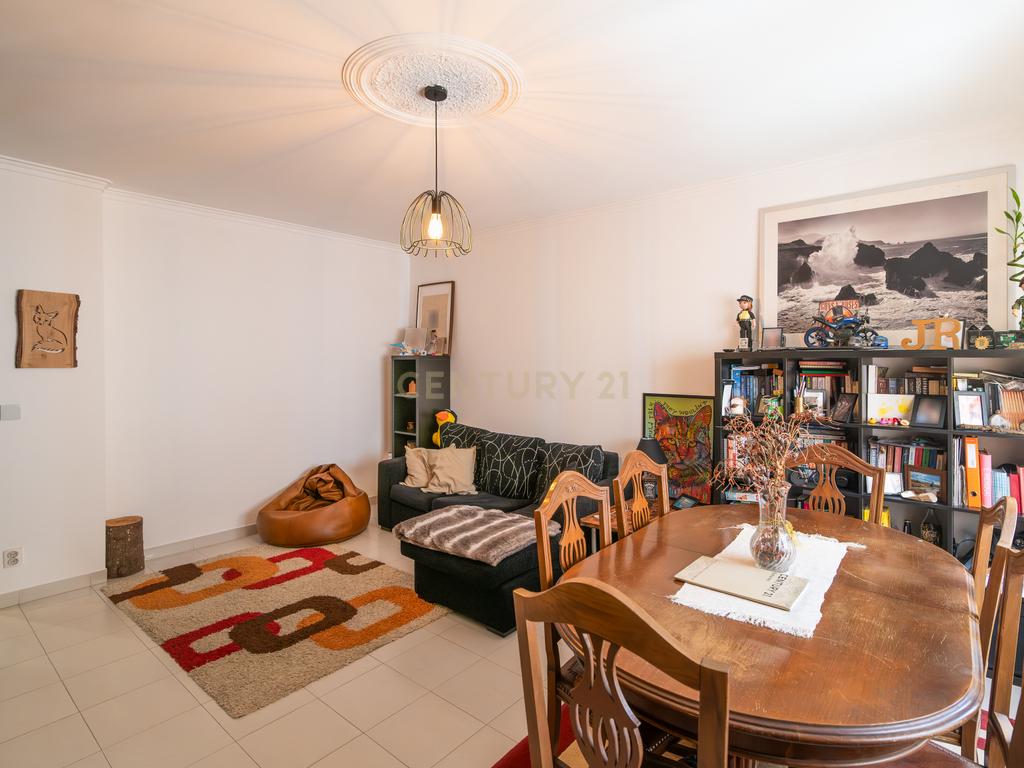Um apartamento com luz, espaço e a base certa para criar uma casa à sua medida - Image 32