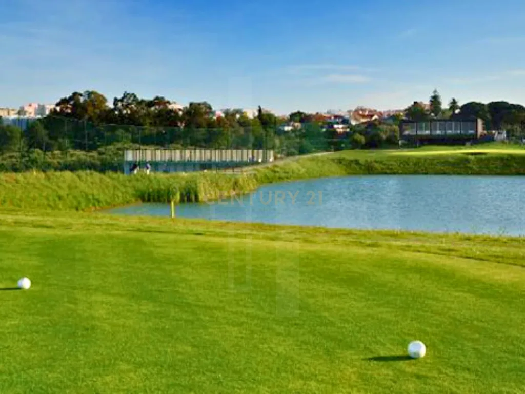 T1 Mobilado com Vista Panorâmica sobre o Campo de Golfe e o Céu de Lisboa - Image 39