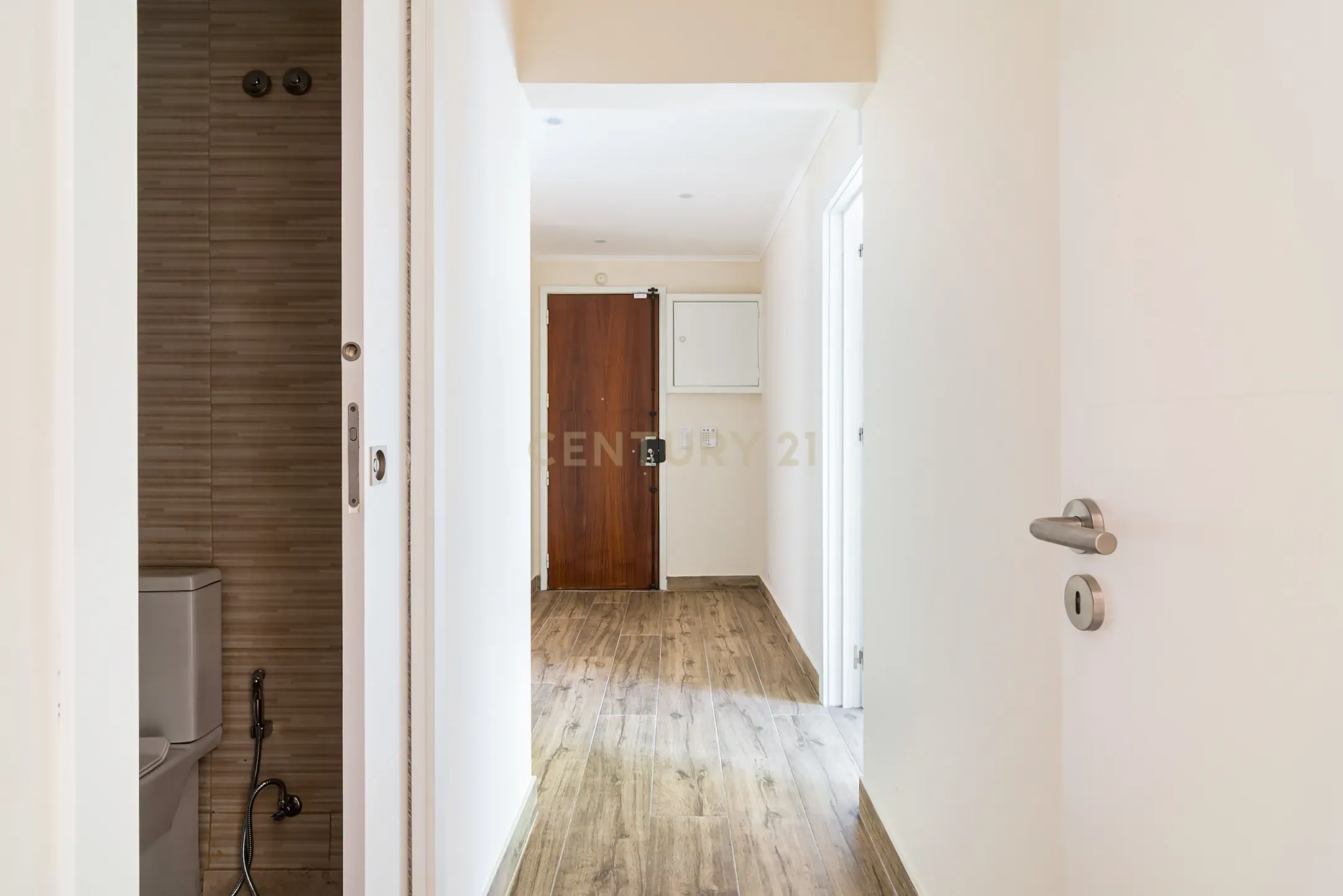 T2 com 130 m² para Arrendamento | Varanda com Vista para Jardim | Elevador - Image 4