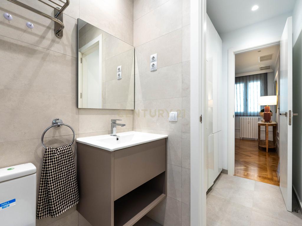 APARTAMENTO RENOVADO COM MOLDURAS E VARANDAS - Image 28