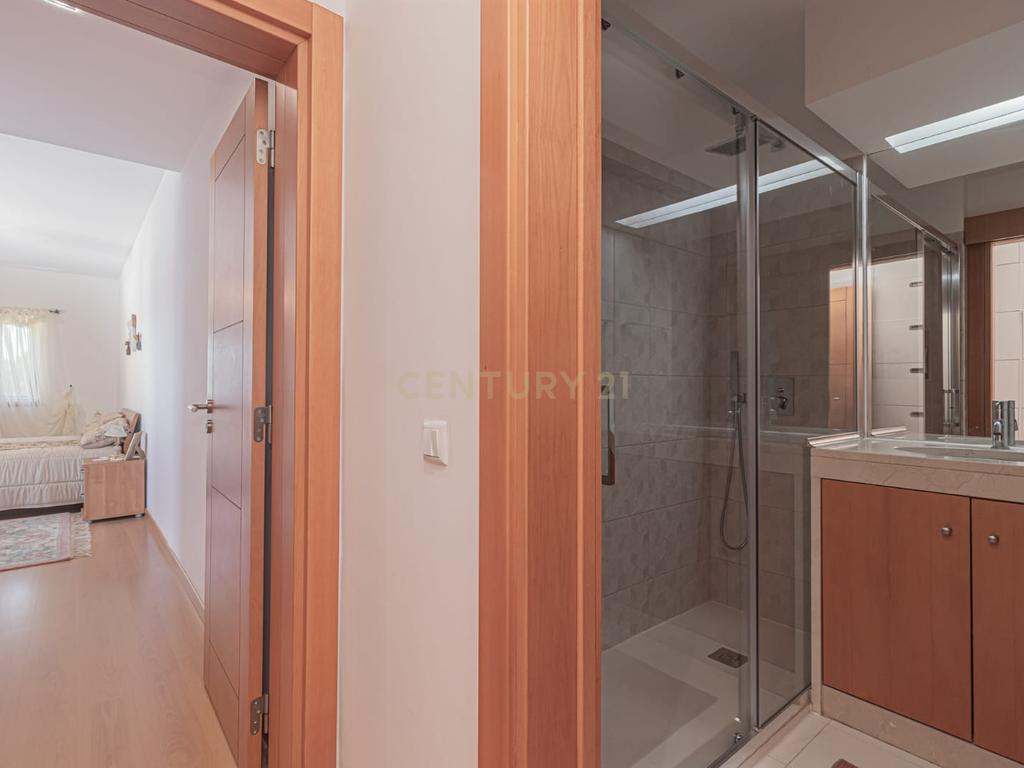 Espaçoso apartamento T3 no Casal Do Marco com Terraço - Image 17