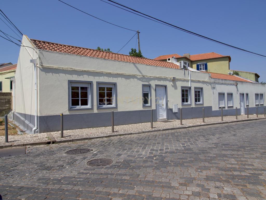 Simpática moradia urbana T3 com logradouro, em São Domingos de Benfica, Lisboa. Em Venda! - Image 1