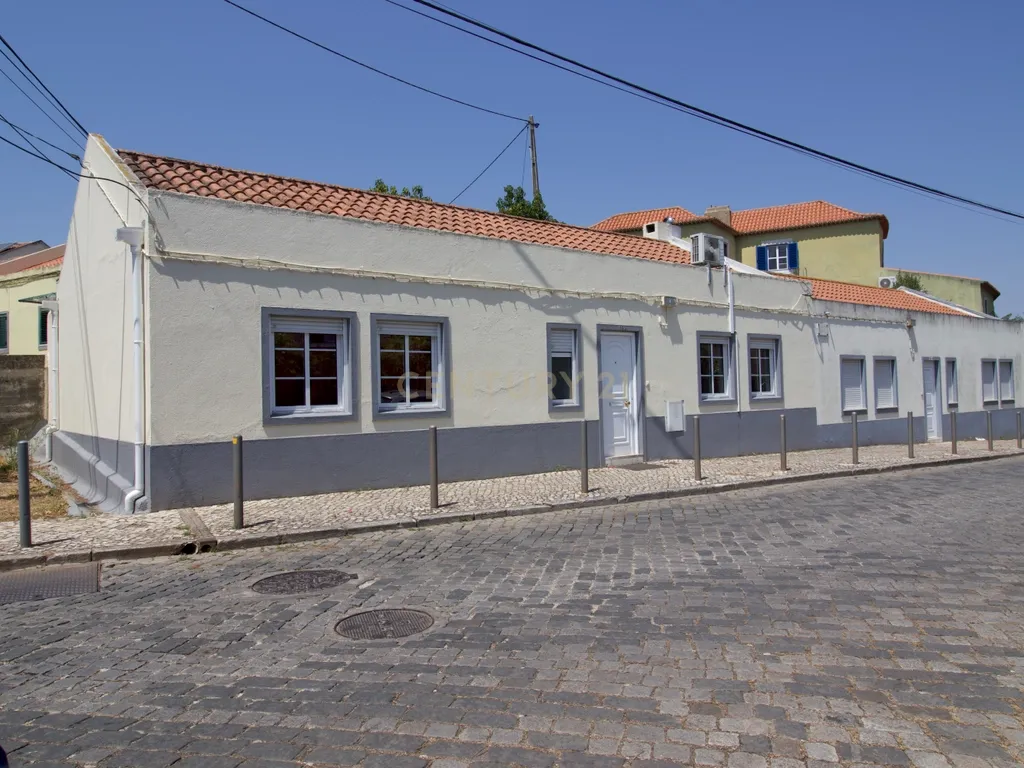 Simpática moradia urbana T3 com logradouro, em São Domingos de Benfica, Lisboa. Em Venda! - Image 1