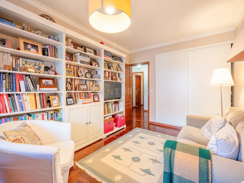 Apartamento T3, com Box de 85 m2 e Arrecadação em Odivelas - Image 9