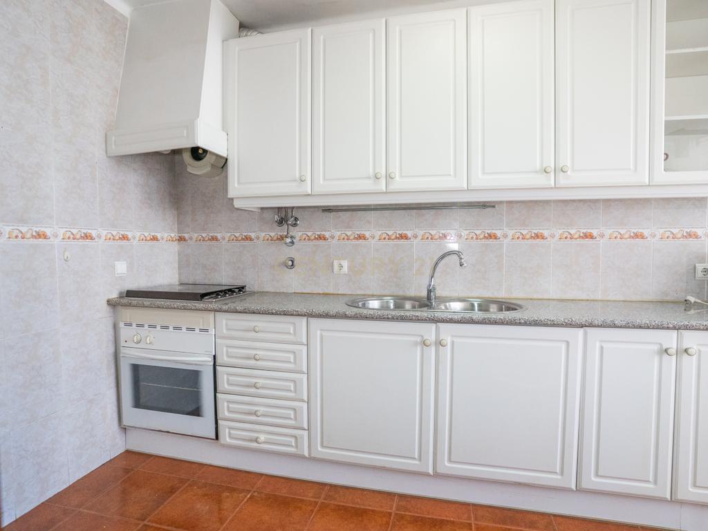 Apartamento T4 localizado no Bairro dos Arneiros, em Caldas da Rainha - Image 8