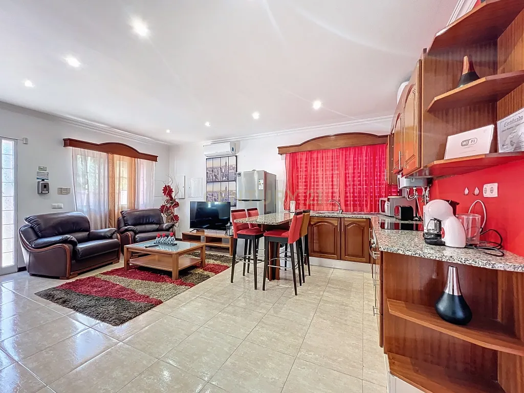 🏡 Moradia Única com Vista Mar — 3 Apartamentos | AL em Funcionamento | Feteiras, Ponta Delgada - Image 6