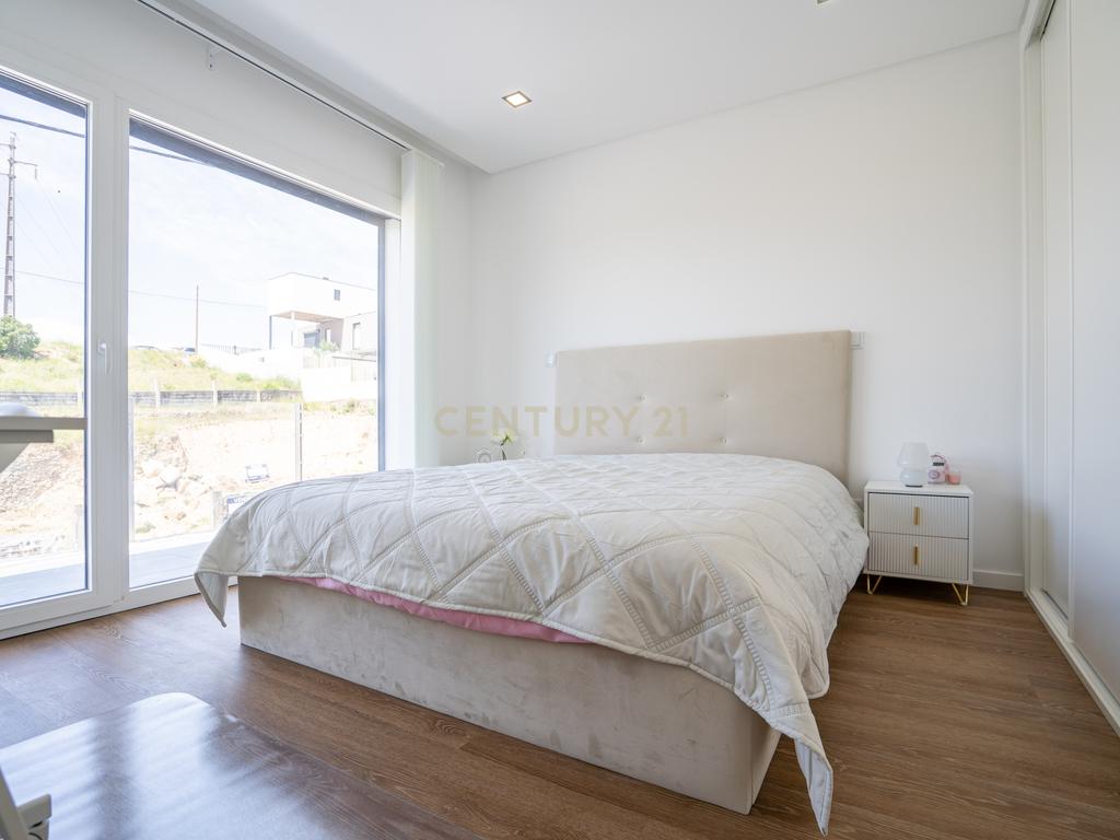 🌅 Moradia Nova com Vista Tejo, Piscina e Terraço Panorâmico a Poucos Minutos de Lisboa - Image 35