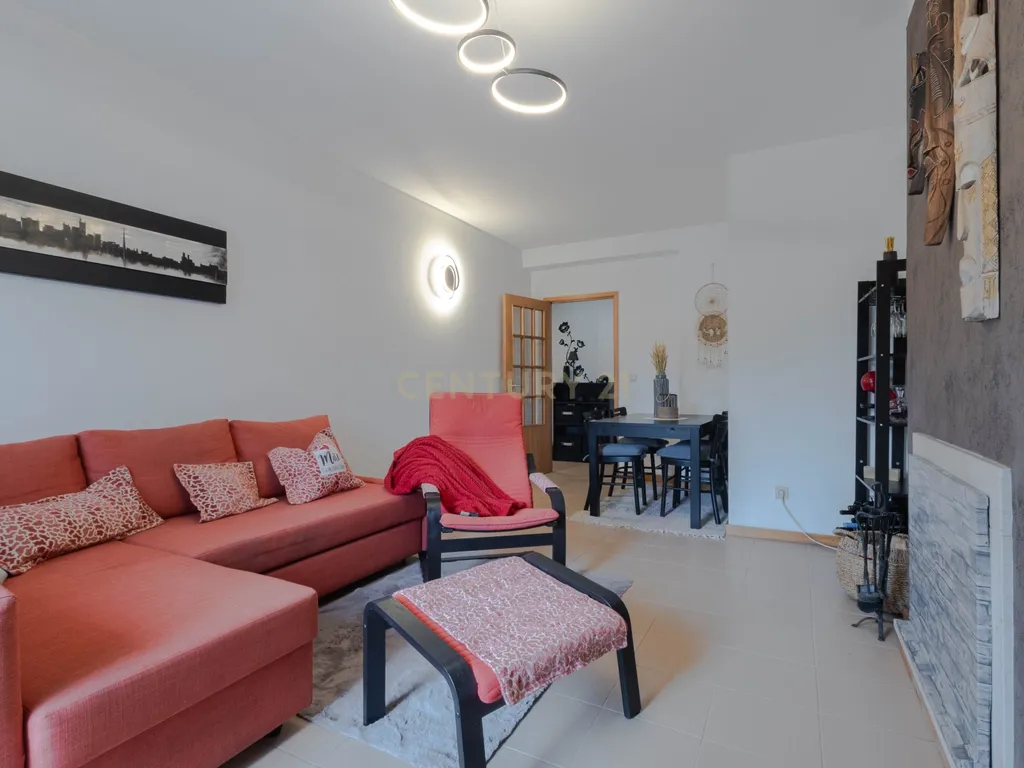 Fantástico Apartamento T2 com Lareira, Varanda e Lugar de Garagem | Fânzeres – Gondomar - Image 4