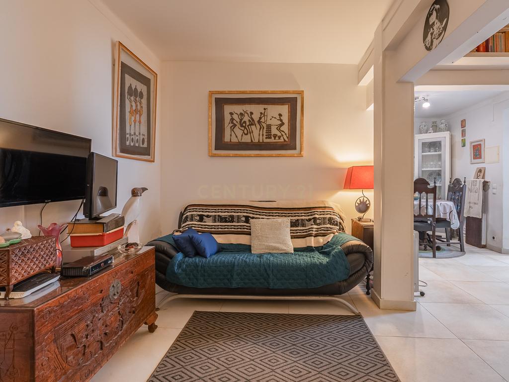 Casa T2 em Faro, Lagos - Localização Privilegiada e Conforto - Image 1