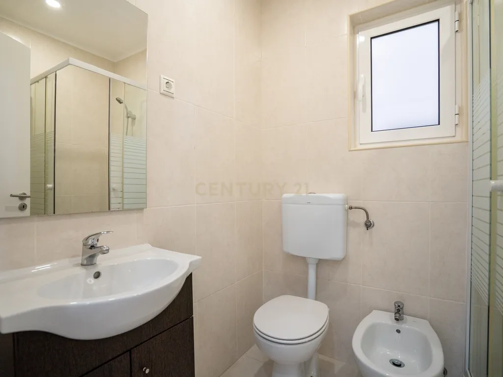 Apartamento Remodelado em Moscavide, Loures - 2 Quartos com Terraço - Image 13