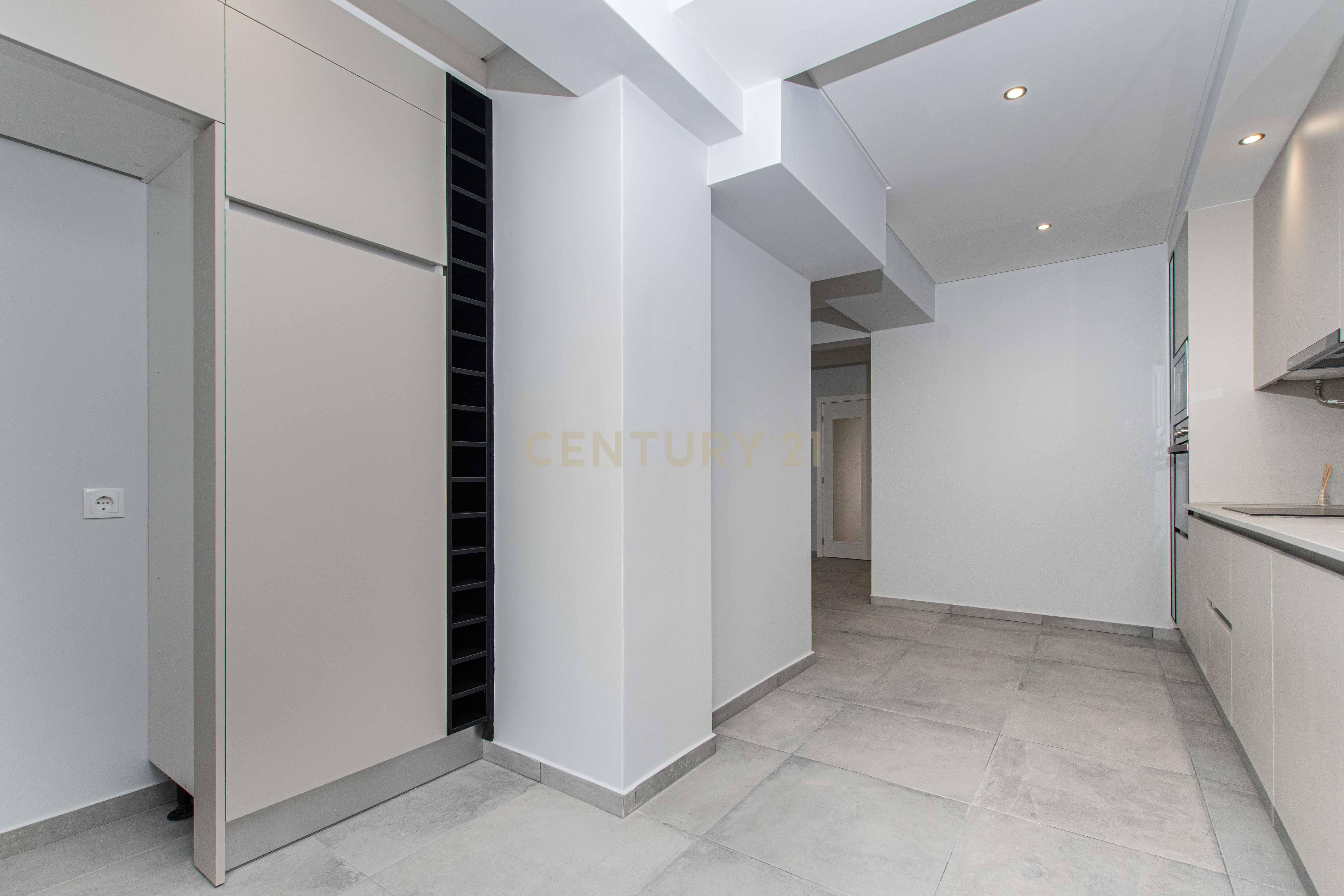 Fotografia 9 de T3 Totalmente Remodelado com Vista Rio | Cacilhas, Almada