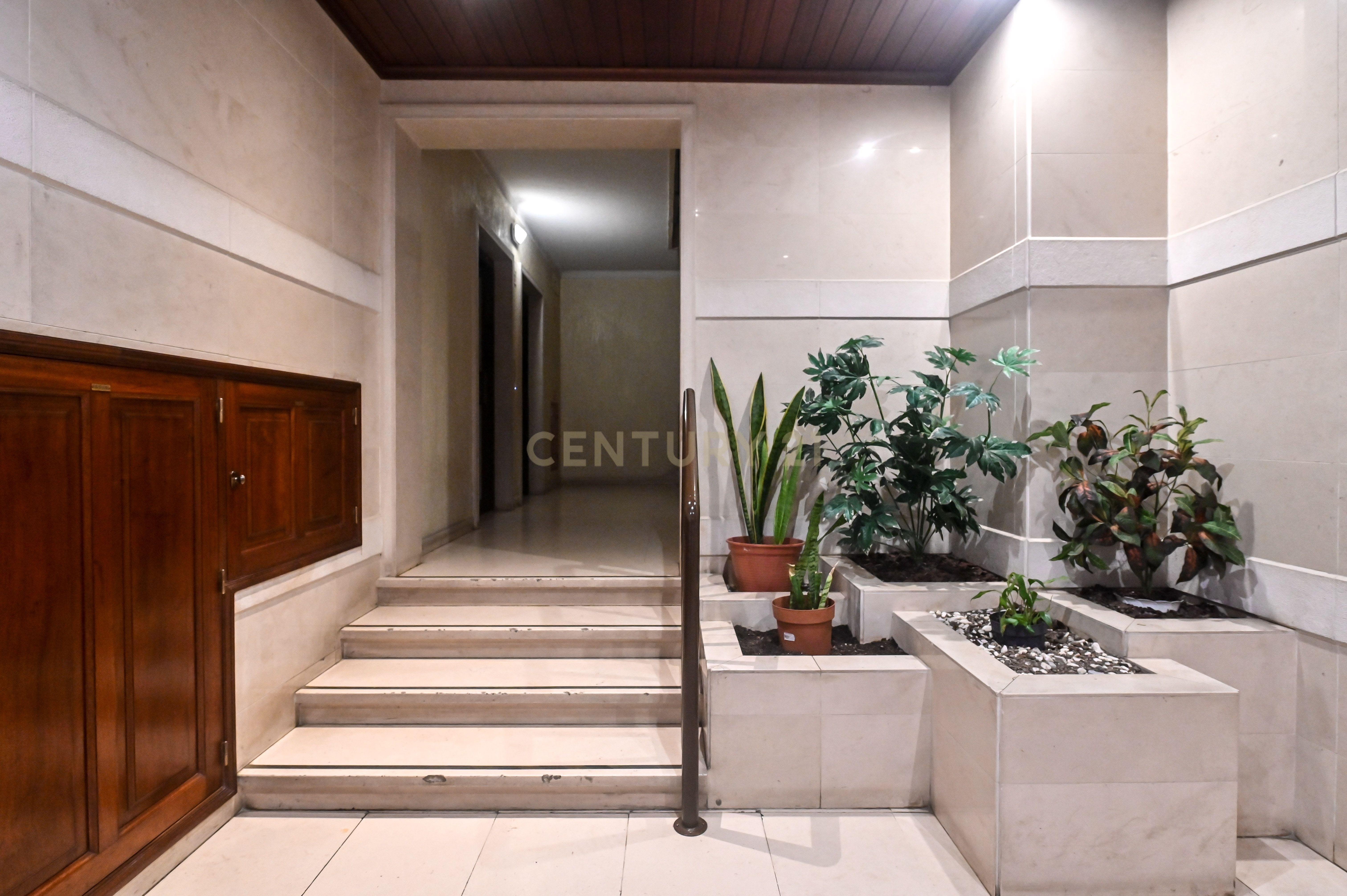 Fotografia 2 de Apartamento Renovado em Cascais com Terraço e Garagem