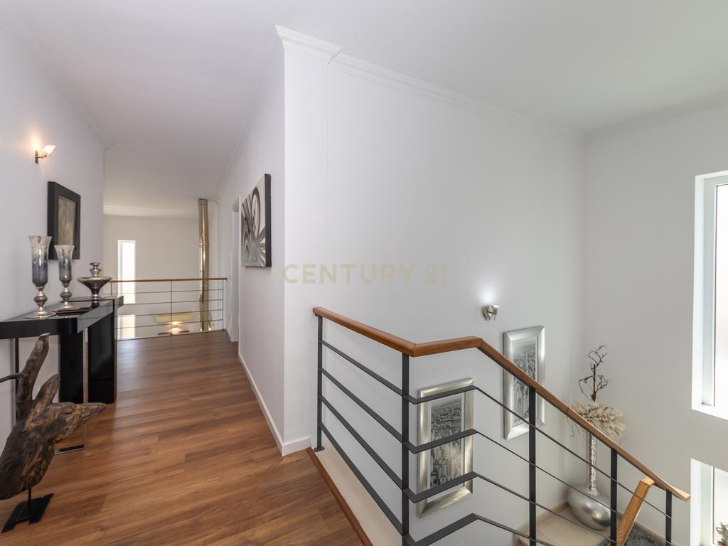 🌳 Moradia T4 Isolada com Jardim e Terraço na Quinta da Serralheira 🌞 - Image 49