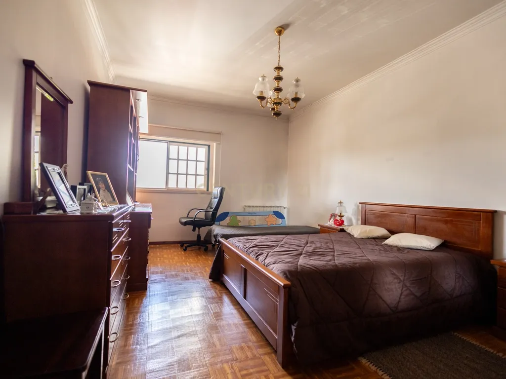 Prédio Misto com Negócio Consolidado e Habitação – Assentiz, Torres Novas - Image 31