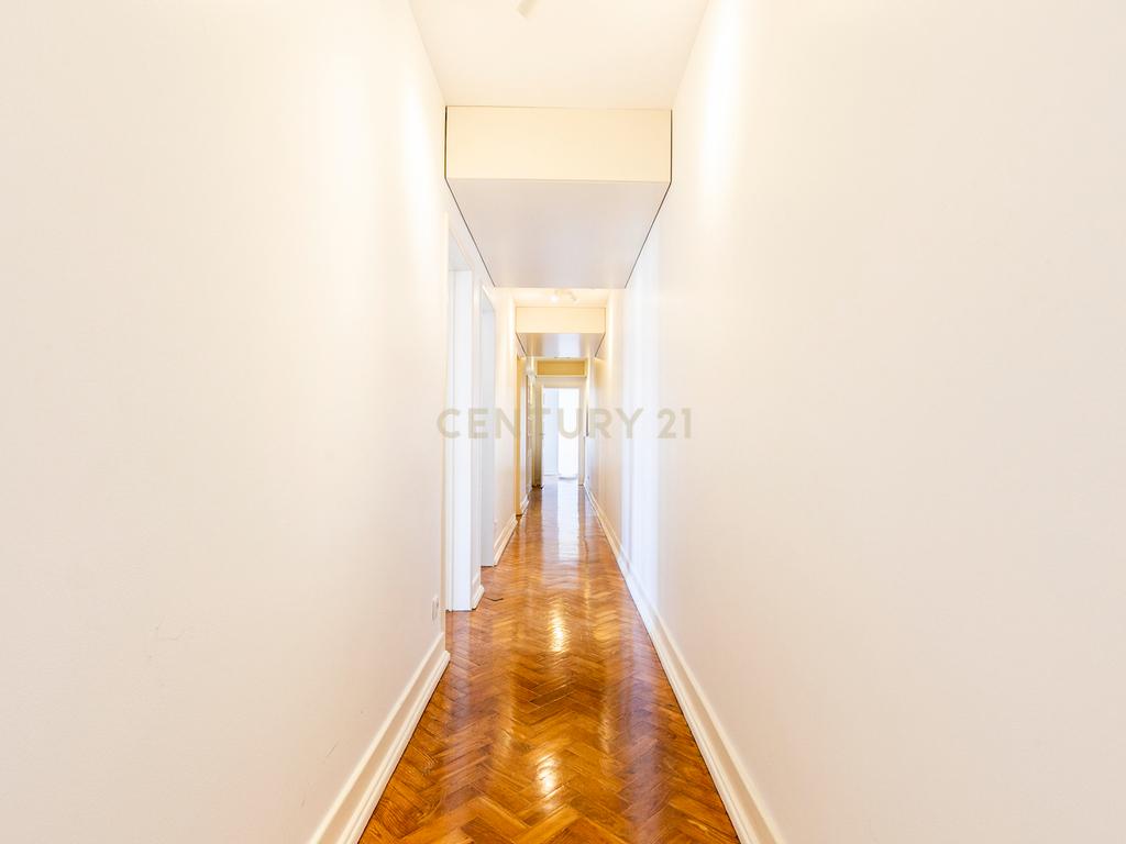 Apartamento T3 renovado para arrendamento na Avenida de Roma com elevador - Image 13