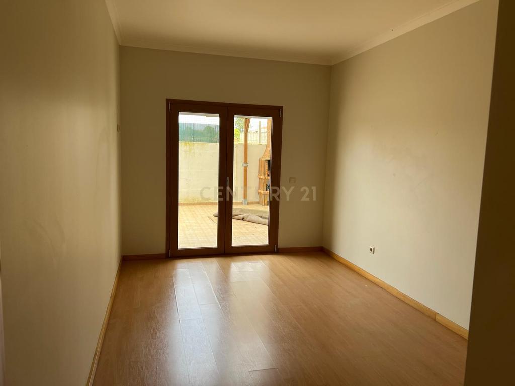 Apartamento T4 no Entroncamento – Rés do chão com terraço - Image 5