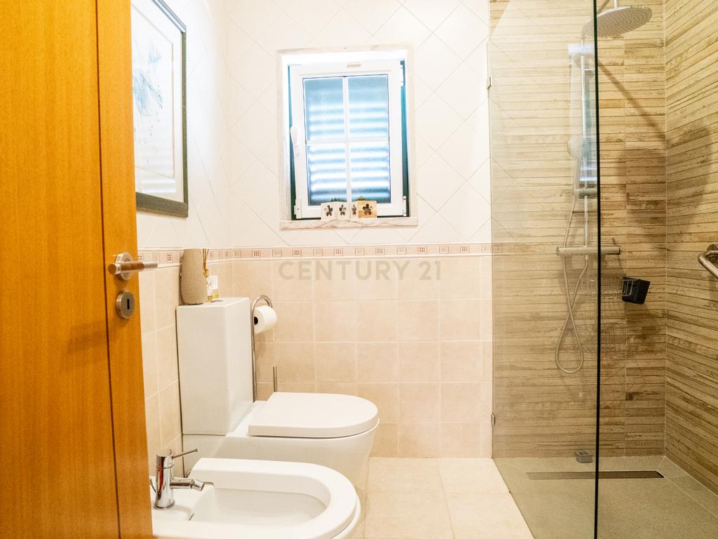 🏡 Moradia T5 como nova na Encarnação – Tranquilidade e vista desafogada! - Image 30